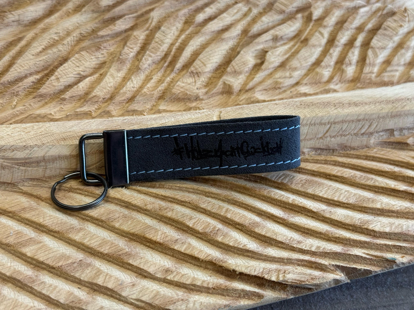 Stylischer Schlüsselanhänger aus Alcantara – Handmade by Nadelworkz