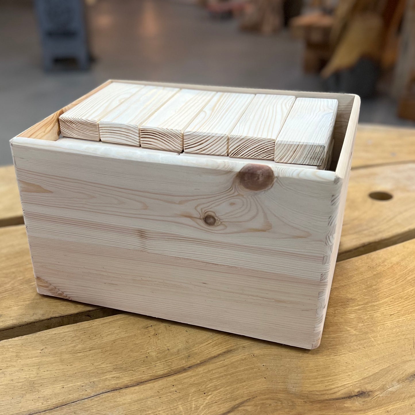 Emma spielt - Jenga XXL