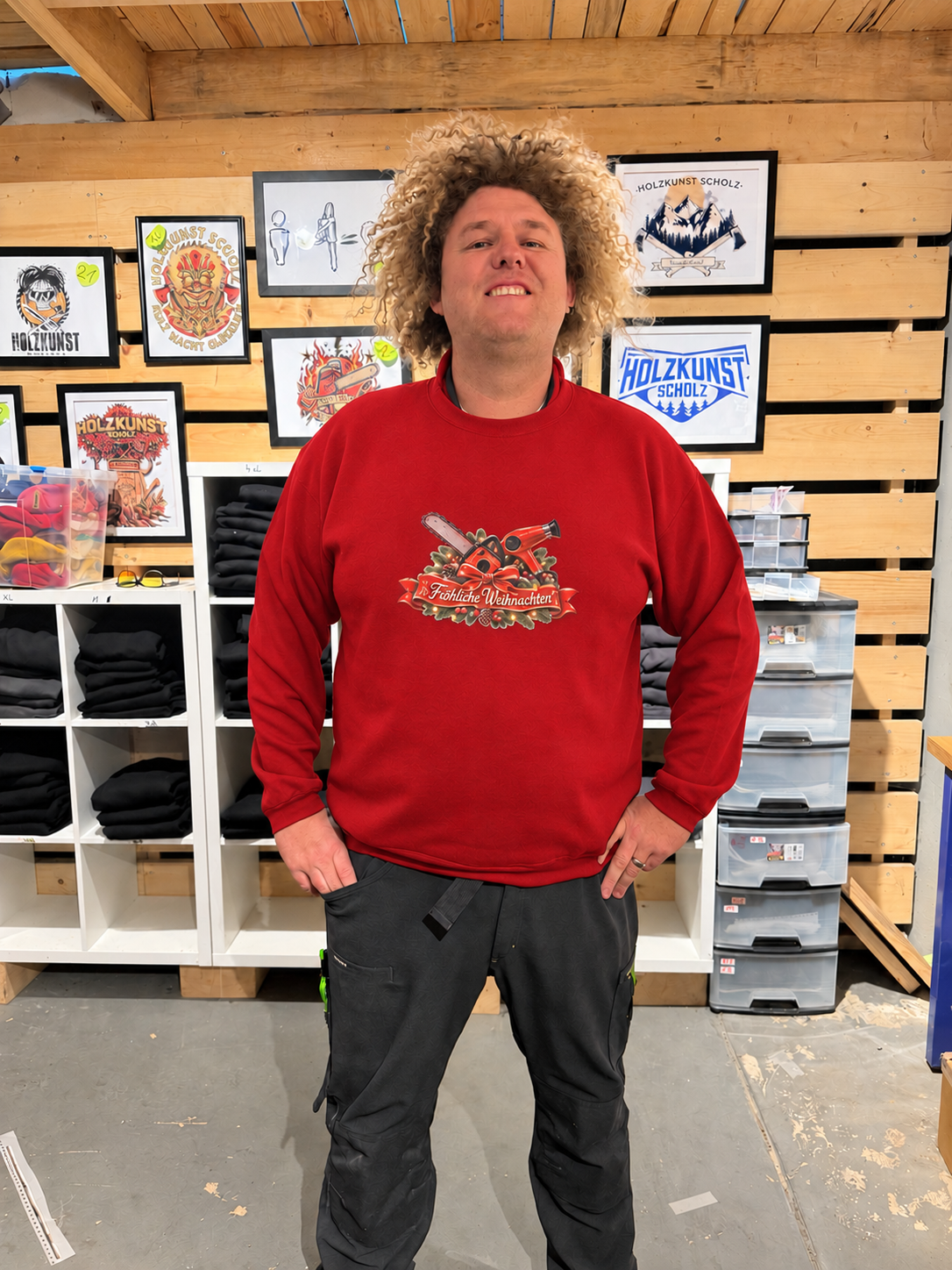 Weihnachtspullover in Classic Red – digital angepasste Farbdarstellung