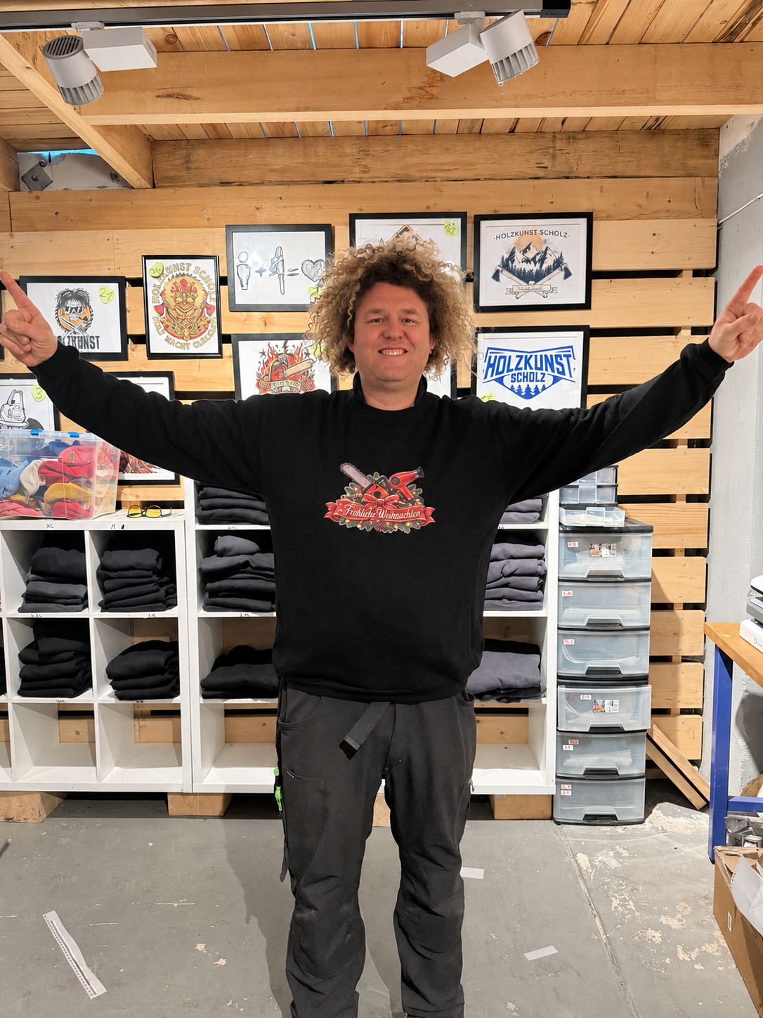 Weihnachtssweatshirt von Holzkunst Scholz – Vorderansicht mit ausgestreckten Armen