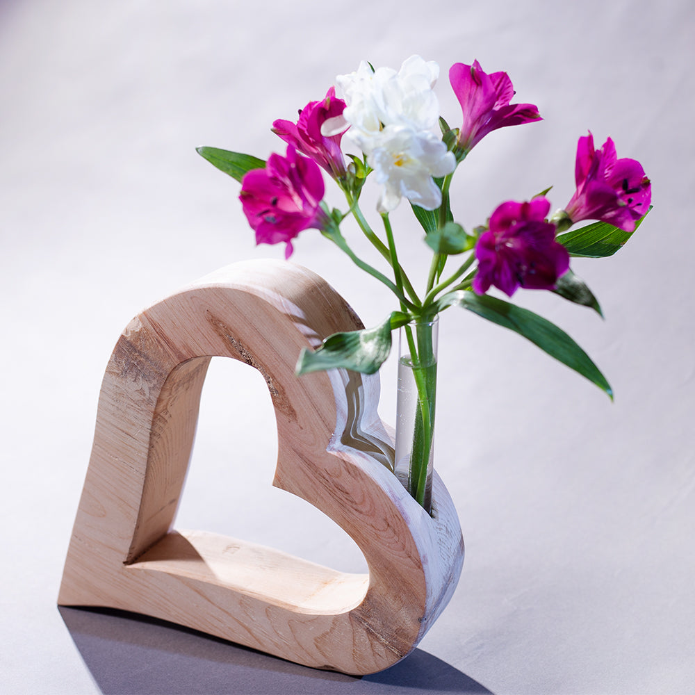 Vase als Herz aus Zirbe