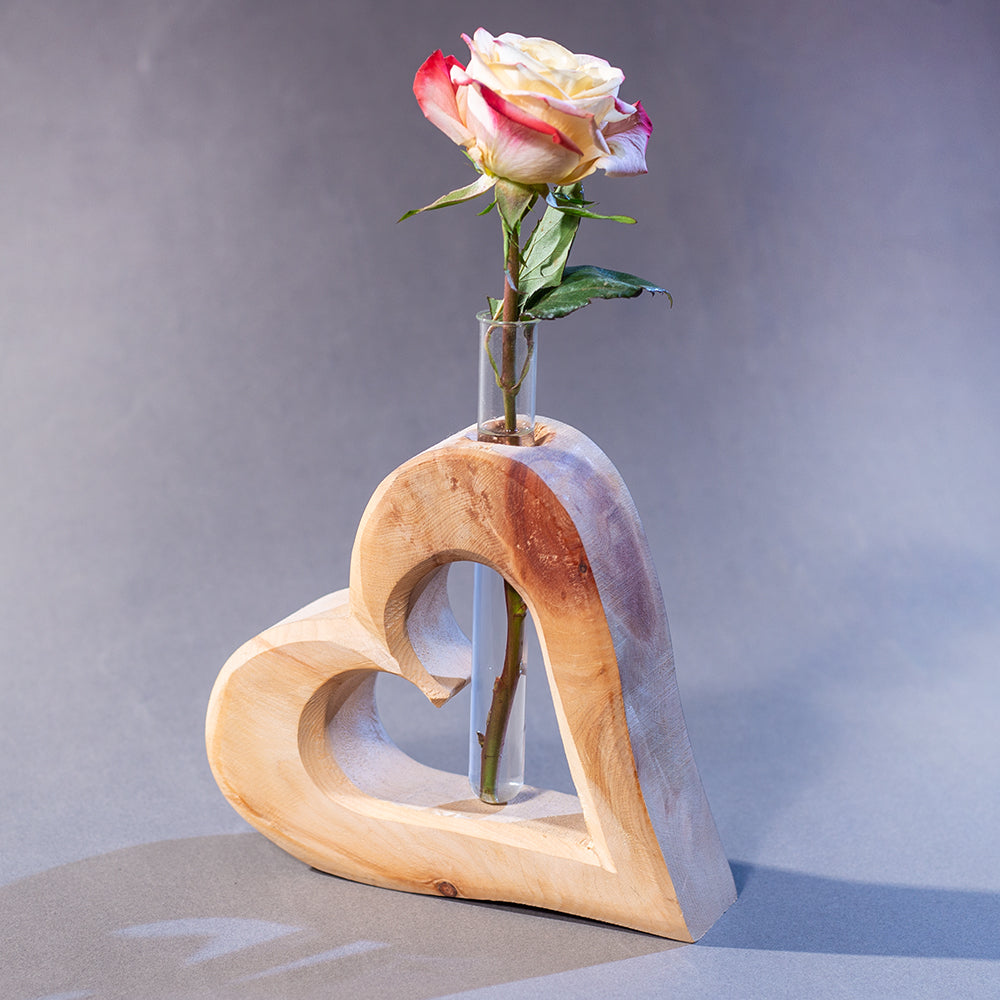 Vase als Herz aus Zirbe