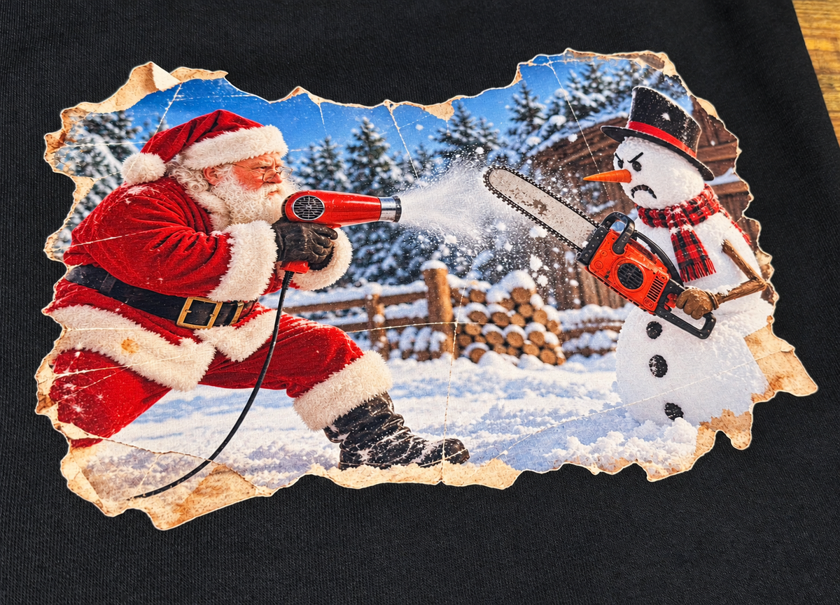 Detail des Rückenmotivs: Weihnachtsmann mit Föhn und Schneemann mit Kettensäge